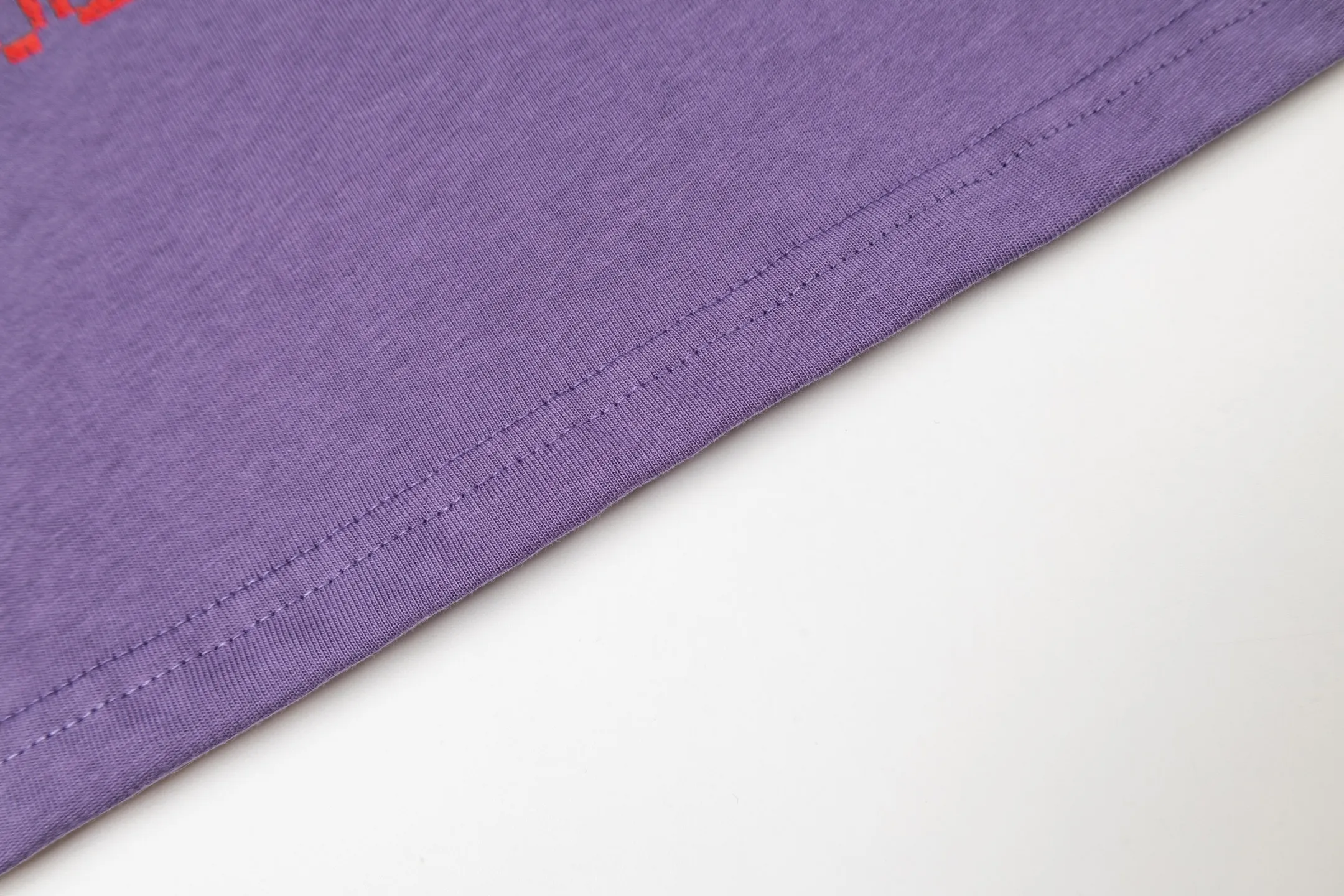 Adidas Clover MOTOSeries short sleeves, low saturation taro purple color, same style loose fit for men and women, pure cotton material is light and breathable, super comfortable for daily wear! The all-over printing with racing elements, clover logo + letter pattern, retro and street feel, looks great when worn as a layer or alone✨. The small high collar design, paired with overalls and Skate Shoes, can easily achieve American street style, and it is also great for couples! Fashionable and comfortable at the same time, don’t miss it if you like racing style. Style number: A 194# Color: Black Purple Size: S M L XL XXL